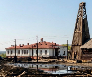 Cca 1902: clădirea parter, cu o sondă de lemn alături