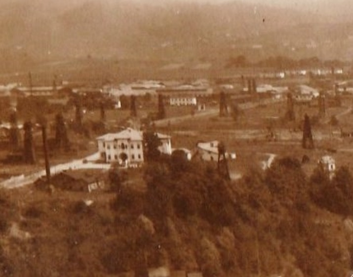 Fotografie interbelică sepia: clădirea etajată, cu schela în plan secund
