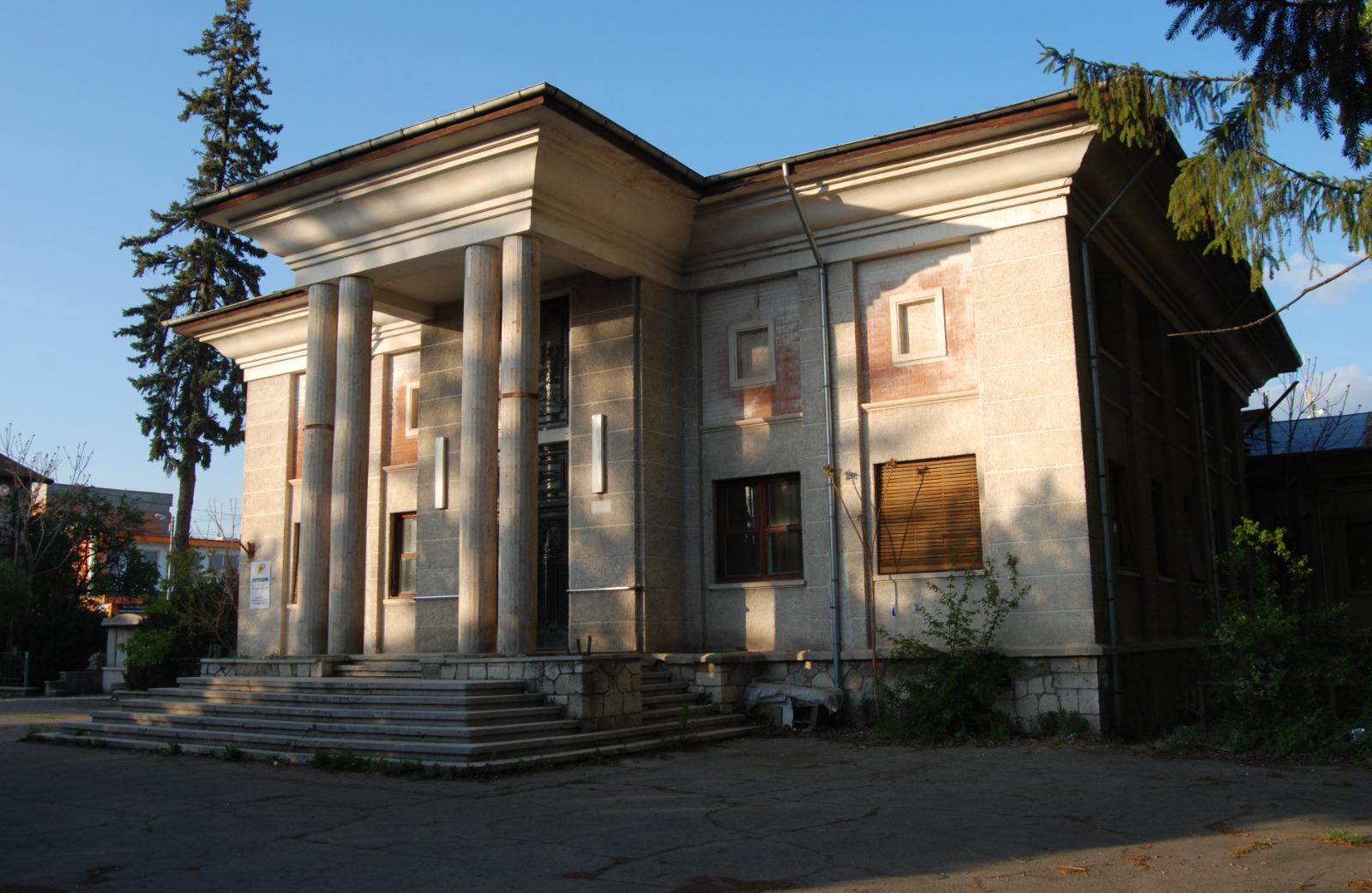 Perspectivă de colț a clădirii, în prezent